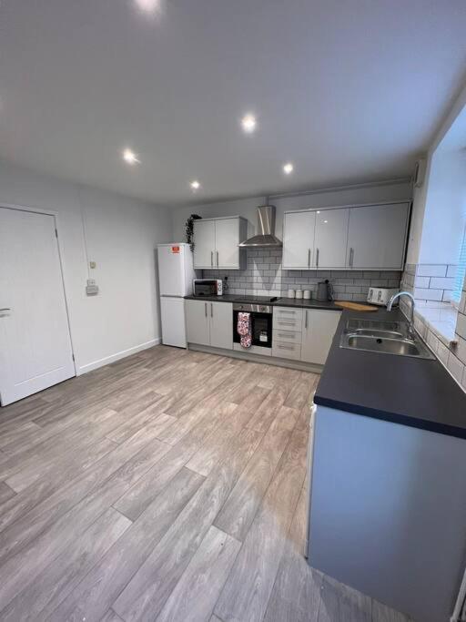 Bridge Place - Spacious Home With Plenty Of Beds! Merthyr Tydfil Exterior foto